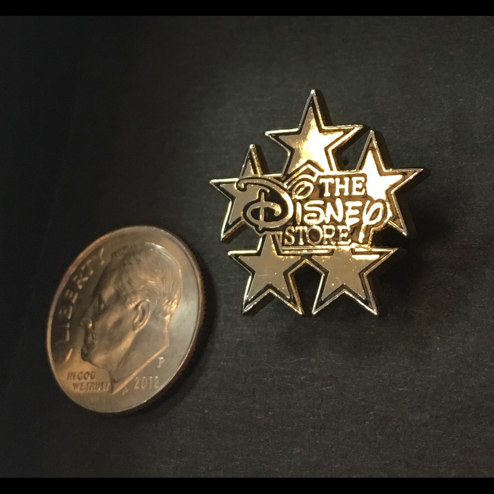 ❤️Vintage Disney Store Cast Member Pin